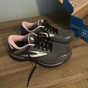 Brooks Women's Adrenaline GTS 22 Supportive Running Shoe